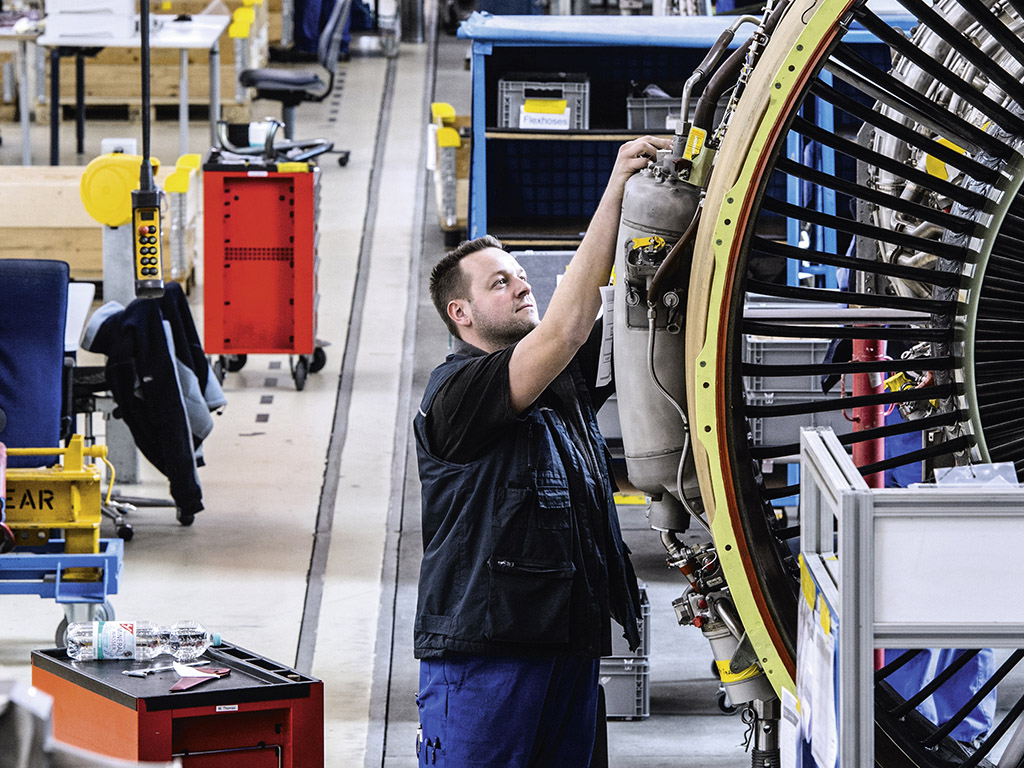 1montage-bei-der-mtu-maintenance