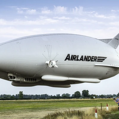 (strich:AIRLANDER 10) Einen Teil seines Auf­triebs erzeugt das derzeit mit 92 Metern längste Luft­schiff der Welt durch seine Form selbst.