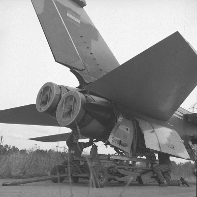 Einbau der RB199 Trieb­werke in Manching in den Tornado.