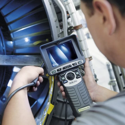 (strich:Blick ins Innere) Boros­kopieren eines Trieb­werks bei der MTU Maintenance Hannover.