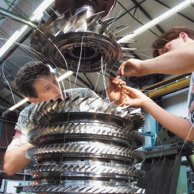 Bei der Instrumen­tierung des Hoch­druck­verdichter­rotors ist Finger­spitzen­gefühl gefragt.