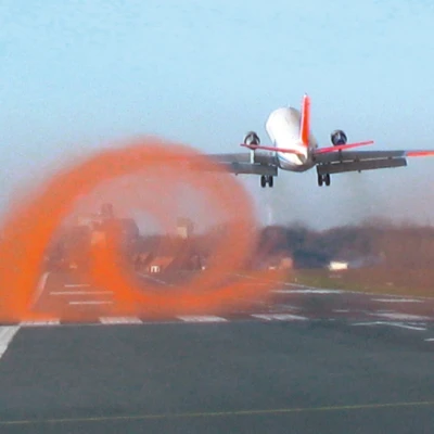 **Gefährliche Turbulenzen:** Für nachfolgende Flugzeuge sind Wirbelschleppen ein echtes Sicherheitsrisiko.