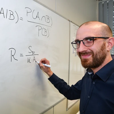 **Datendolmetscher:** Die relevanten Daten der Blisk-Fertigung will Oliver Arnold ent­schlüsseln und in Algorithmen bündeln.