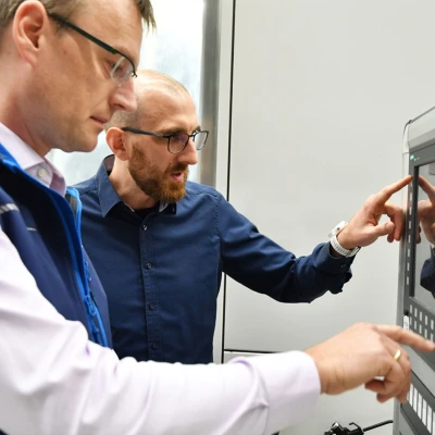 **Teamwork:** Mit Hilfe der von Oliver Arnold erhobenen Daten kann Andreas Smalla den Blisk-Fertigungs­prozess optimieren.