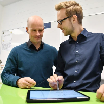 Über ein Simulations­modell sollen alle Wechsel­wirkungen der elektro­chemischen Ferti­gung von Triebwerks­schaufeln digital dargestellt werden.