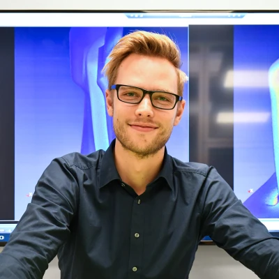 Den Weg zur MTU fand der 29-Jährige über seine Master­arbeit, die bereits über die Multi­physik­simu­lation im ECM-Verfahren handelte.