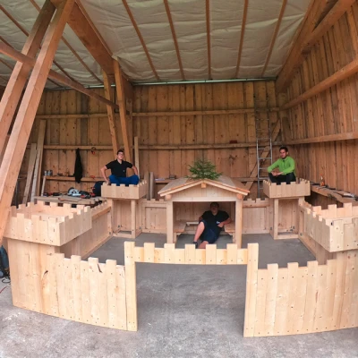 **Spielplatz:** Auf und in dieser Holzburg toben bald Kindergartenkinder herum.