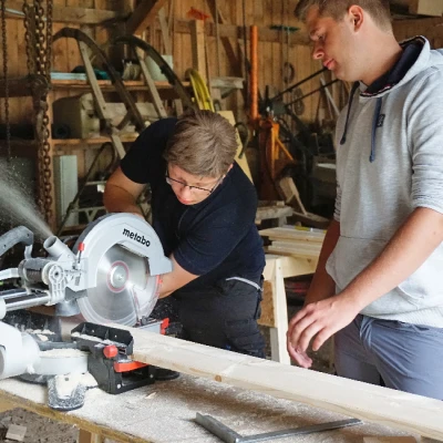 **Materialwechsel:** In der Ausbildung wird vor allem mit Metall gearbeitet – beim Oberammergauer Forstamt mit Holz.