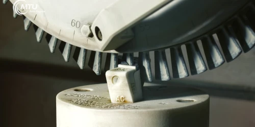 Video: High-Tech Fertigungs­­ver­­fahren im Einsatz bei der MTU: Elektrochemisches Abtragen